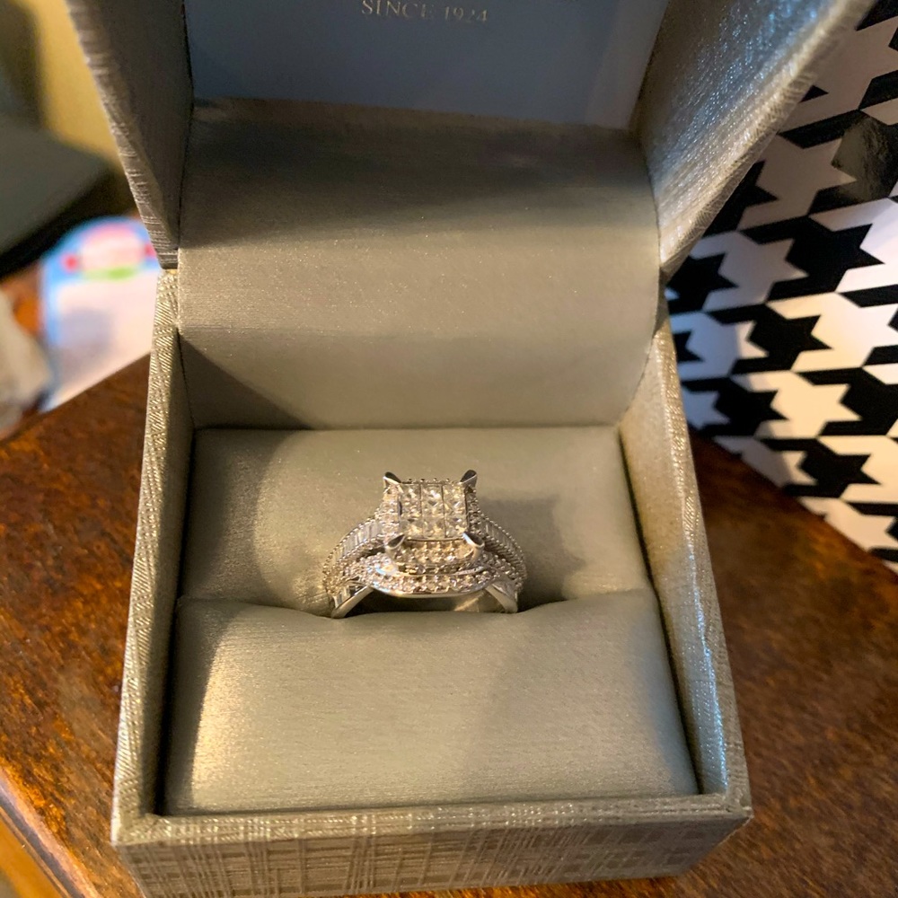 NEW Zales diamond ring